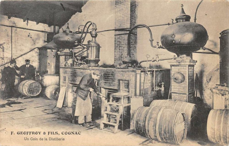Carte postale ancienne F.geoffroy Et Fils Cognac Un Coin De La Distillerie à Cognac