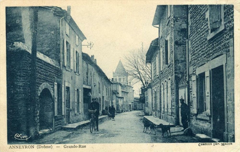 Carte postale ancienne Anneyron Grande Rue (cpa animée) à Anneyron