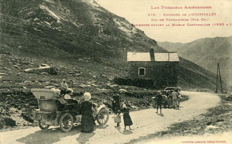 Carte postale ancienne Environs L'Hospitalet Col Puymaurens Touristes Devant La Maison Cantonnie