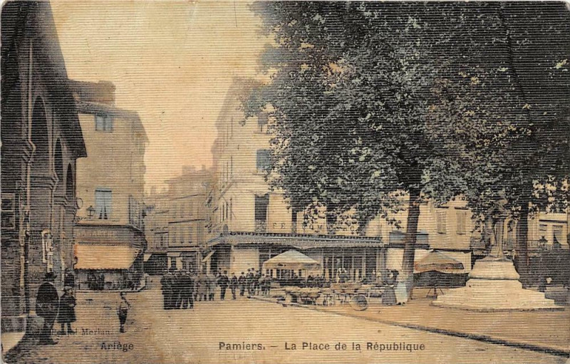 Carte postale ancienne Pamiers La Place De La Republique (cpa toilée émaillée pas courante à Pamiers
