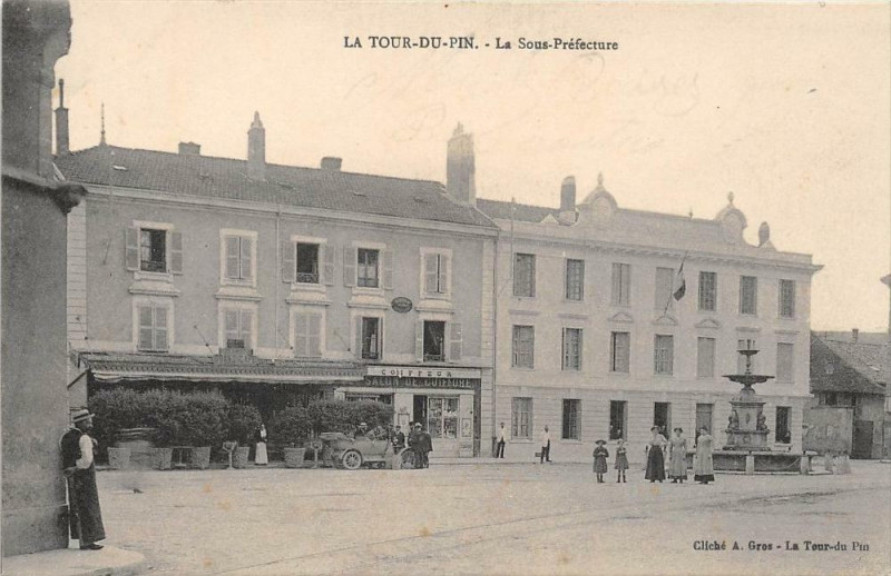Carte postale ancienne La Tour Du Pin La Sous Prefecture à La Tour-du-Pin