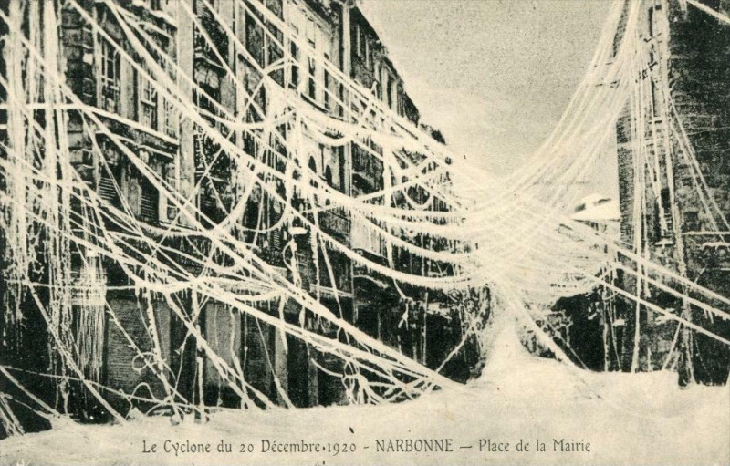 Carte postale ancienne Narbonne Le Cyclone Du 20 Decembre 1920 Place De La Mairie à Narbonne