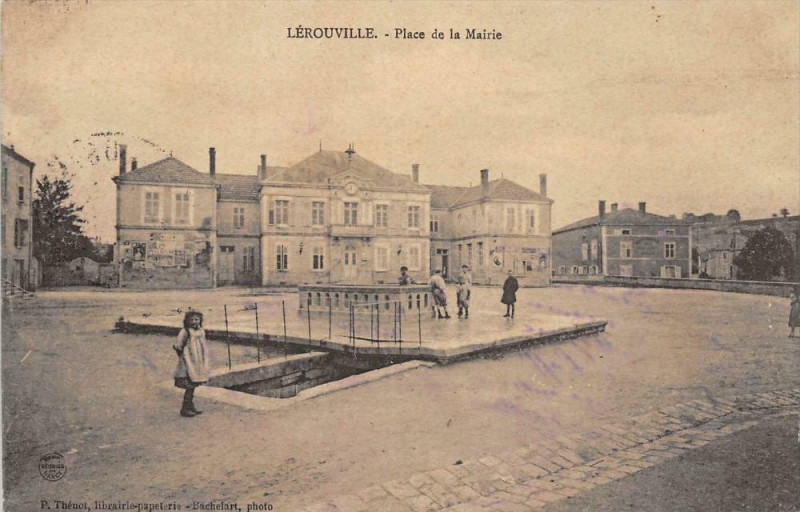 Carte postale ancienne Lerouville Place De La Mairie à Lérouville