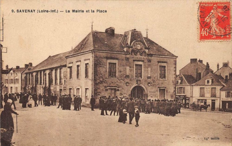 Carte postale ancienne Savenay La Mairie Et La Place (animée à Savenay
