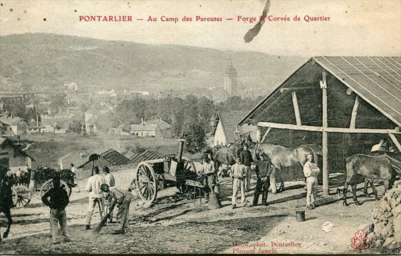 Carte postale ancienne Pontarlier Au Camp Des Pareuses Forge Et Corvee De Quartier (cpa animée) à Pontarlier