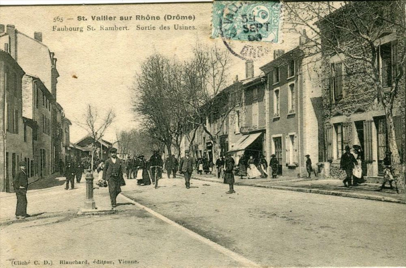 Carte postale ancienne Saint Vallier Sur Rhone Faubourg Saint-Rambert Sortie Des Usines (cpa animée à Saint-Vallier