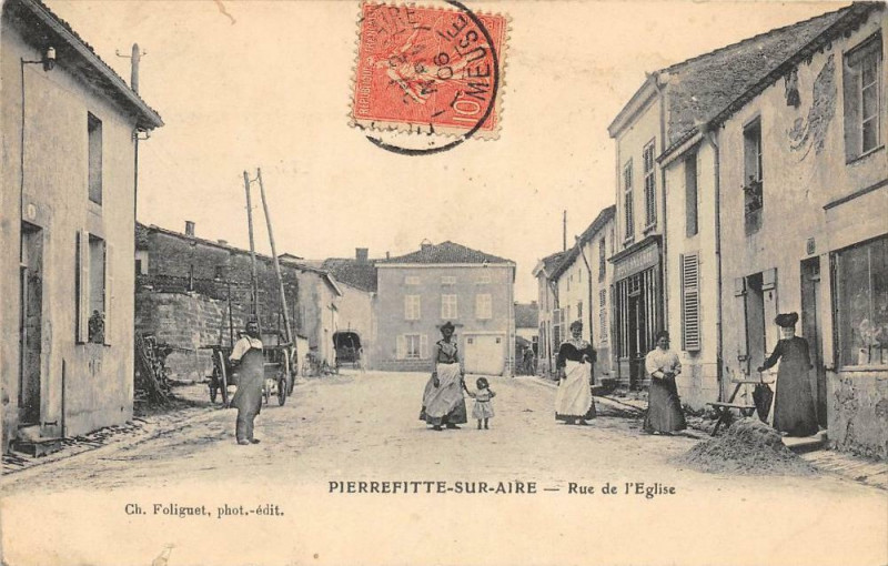 Carte postale ancienne Pierrefitte Sur Aire Rue De L'Eglise à Pierrefitte-sur-Aire