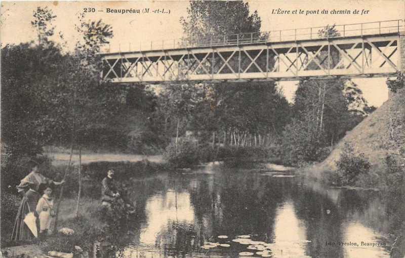 Carte postale ancienne Beaupreau L'Evre Et Lepont Du Chemin De Fer