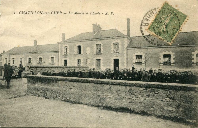 Carte postale ancienne Chatillon Sur Cher La Mairie Et L'Ecole (pas courante Animee