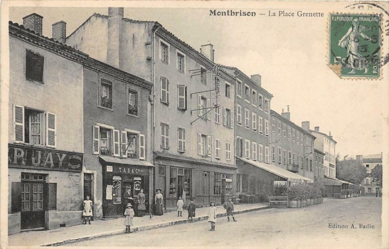 Carte postale ancienne Montbrison La Place Grenette à Montbrison