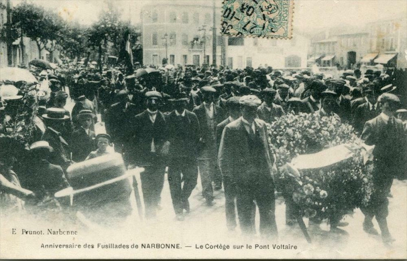 Carte postale ancienne Narbonne Anniversaire Des Fusillades De Narbonne Le Cortege Sur Lepont Vo à Narbonne