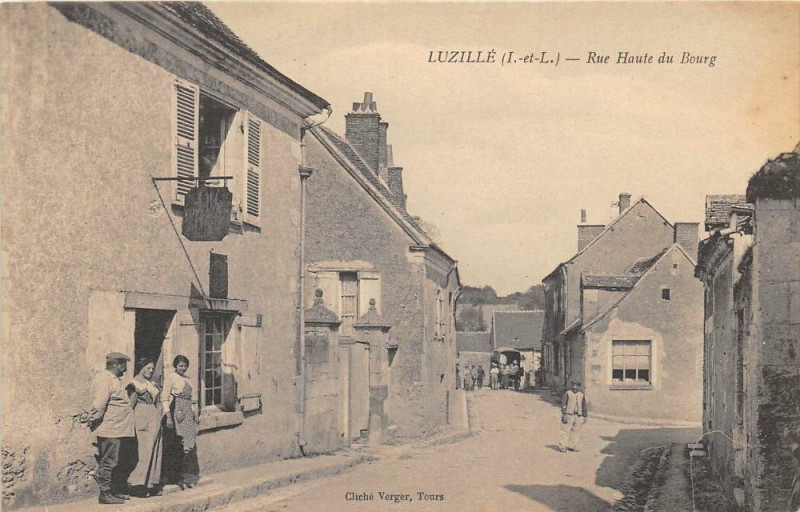 Carte postale ancienne Luzille Rue Haute Du Bourg à Luzillé