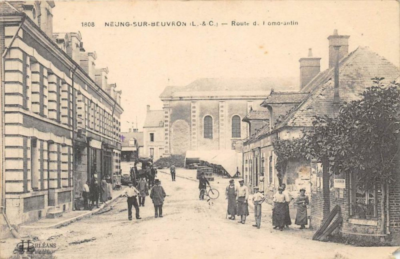 Carte postale ancienne Neung Sur Beuvron Route De Romorantin à Neung-sur-Beuvron