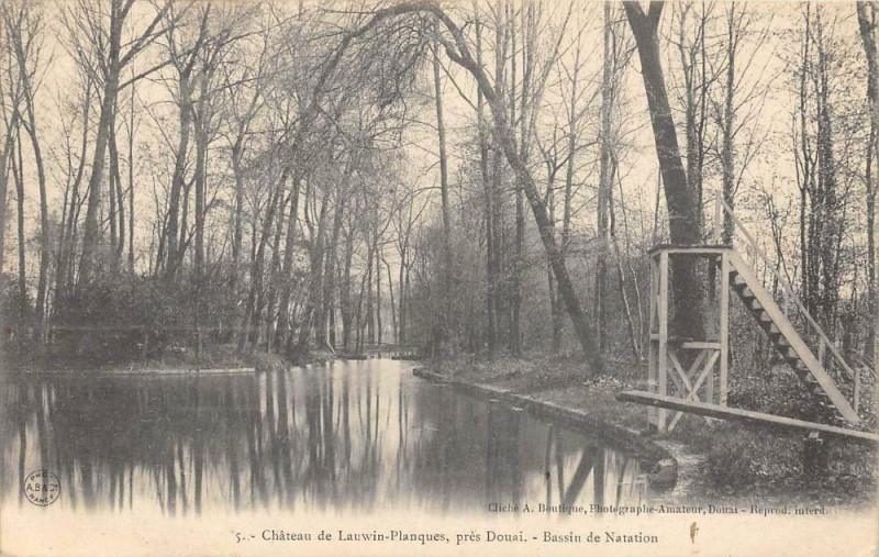 Carte postale ancienne Chateau De Lauwin Planques Pres Douai Bassin De Natation à Douai