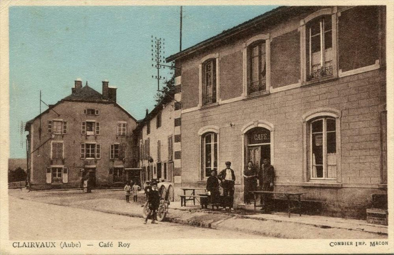 Carte postale ancienne Clairvaux Cafe Roy (cpa animée)