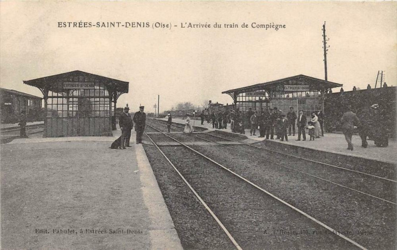 Carte postale ancienne Estrees Saint Denis L'Arrivee Du Train De Compiegne à Compiègne