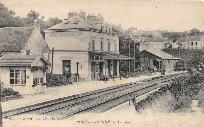 Carte postale ancienne Pont Sur Yonne La Gare à Pont-sur-Yonne