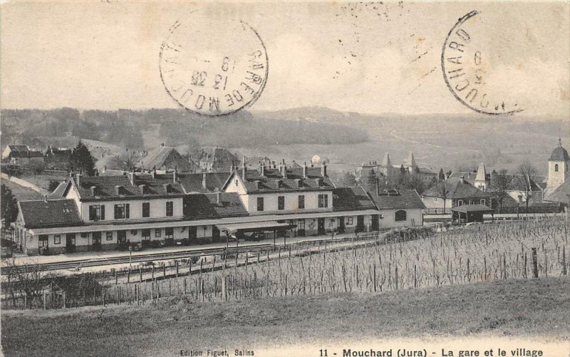 Carte postale ancienne Mouchard La Gare Et Le Village à Mouchard
