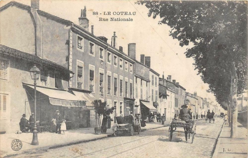 Carte postale ancienne Le Coteau Rue Nationale (cliché pas courant au Coteau