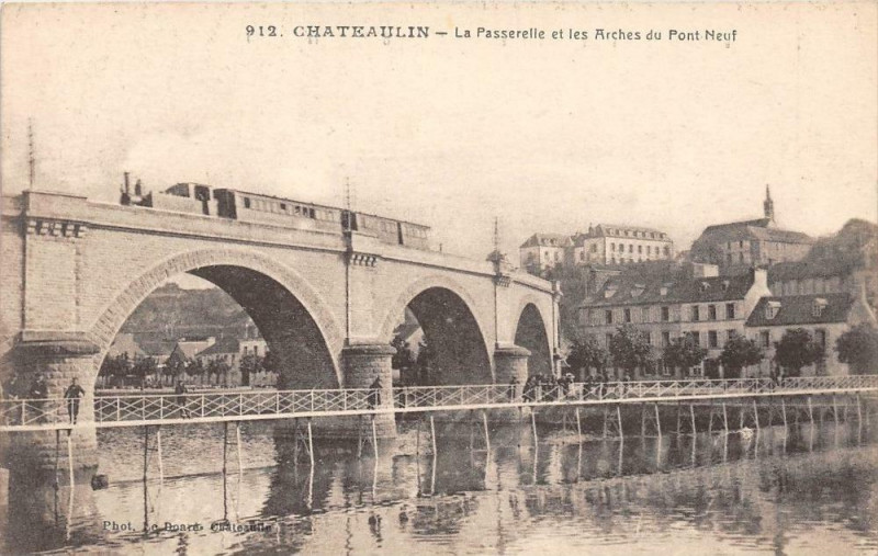 Carte postale ancienne Chateaulin La Passerelle Et Les Arches (Train à Châteaulin