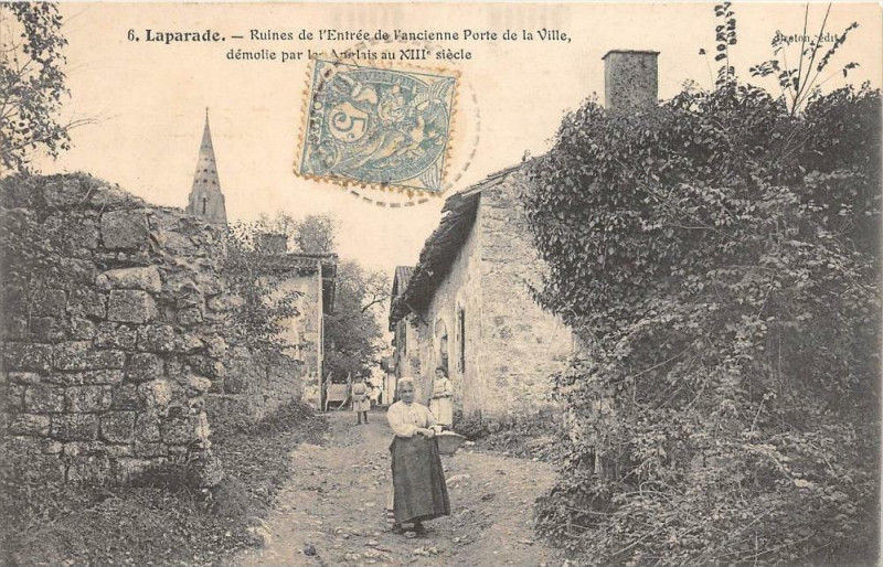 Carte postale ancienne Laparade Ruines Entree Ancienne Porte De Ville à Laparade