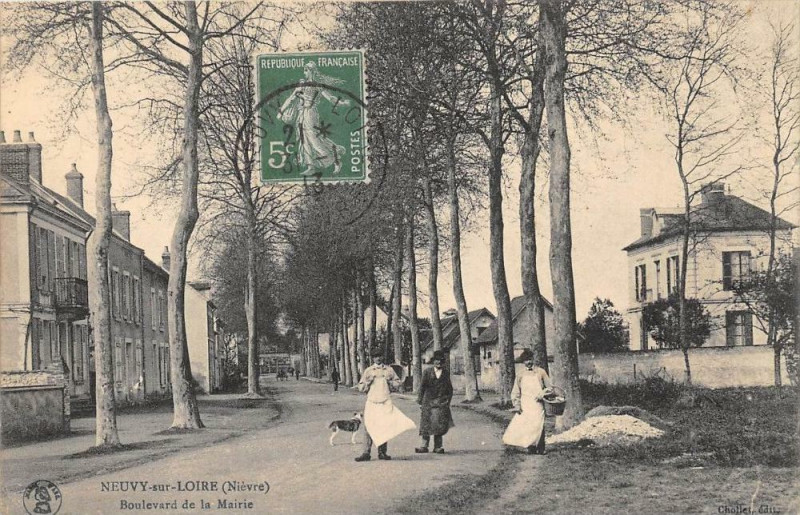 Carte postale ancienne Neuvy Sur Loire Boulevard De La Mairie à Neuvy-sur-Loire