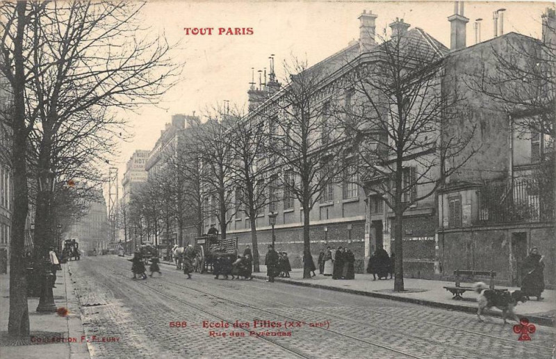 Carte postale ancienne Ecole des Filles - Rue des Pyrénées à Paris 20e