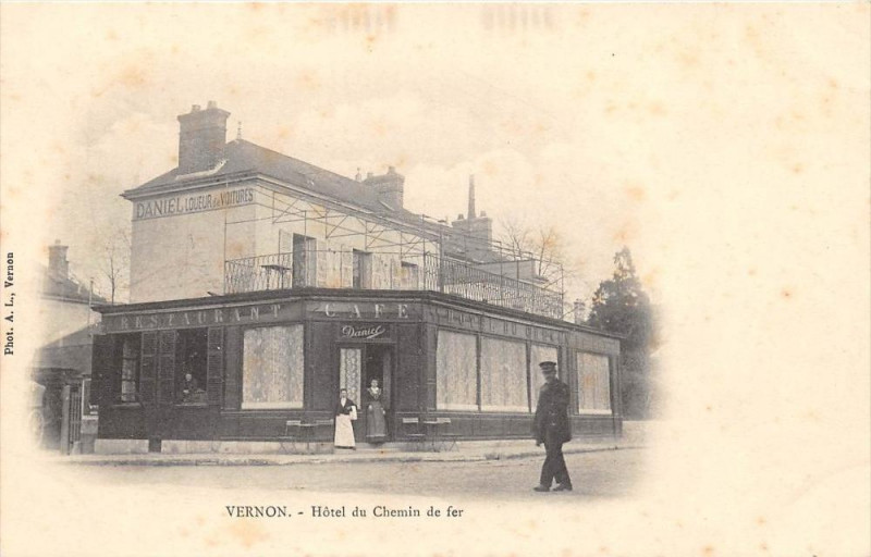 Carte postale ancienne Vernon Hotel De Chemin De Fer (dos non divisé)  Cafe Restaurant cpa au nu à Vernon