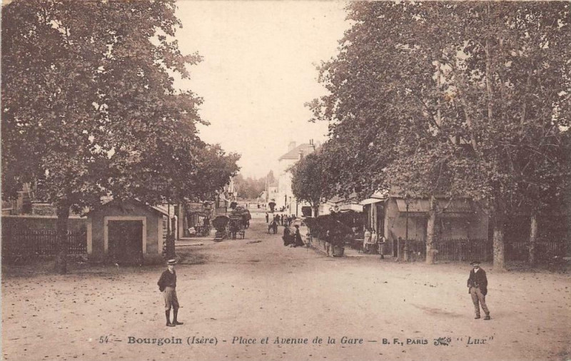 Carte postale ancienne Bourgoin Place Et Avenue De La Gare (cliché pas courant