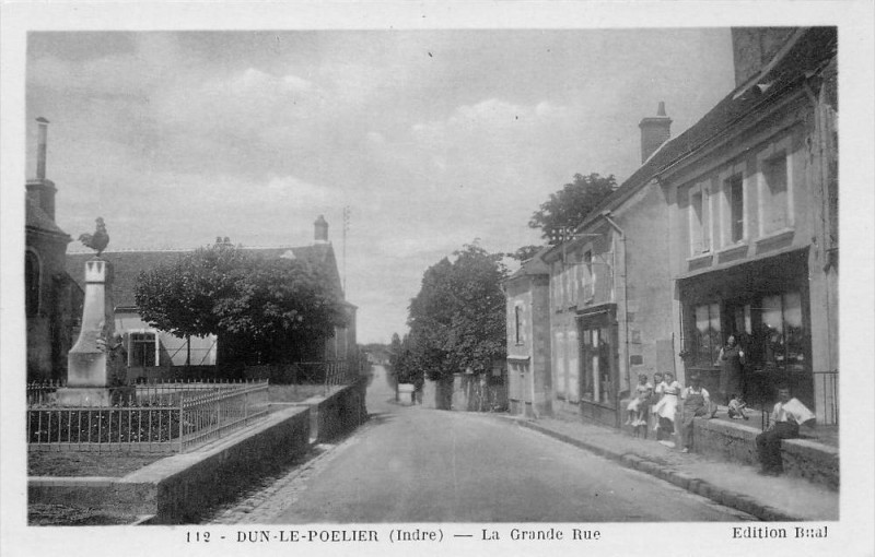 Carte postale ancienne Dun Le Poelier La Grande Rue