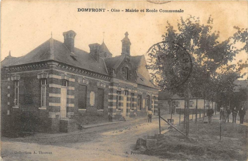 Carte postale ancienne Domfront Mairie Et Ecole Communale à Domfront