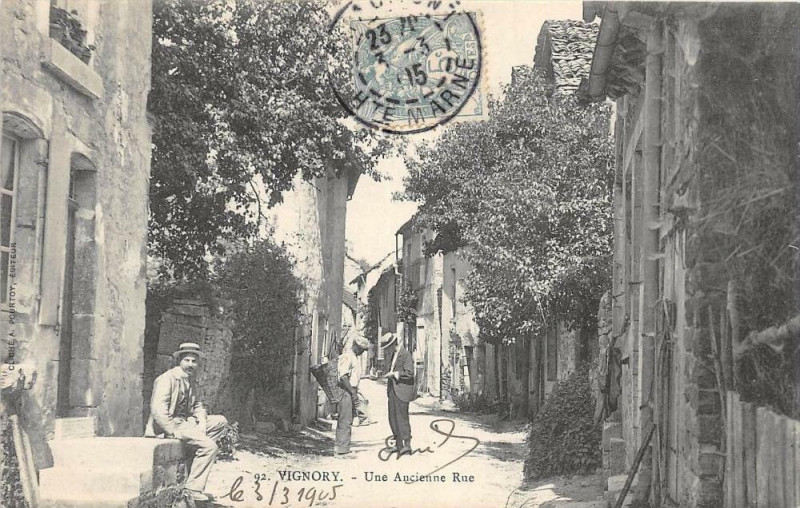 Carte postale ancienne Vignory Une Ancienne Rue à Vignory