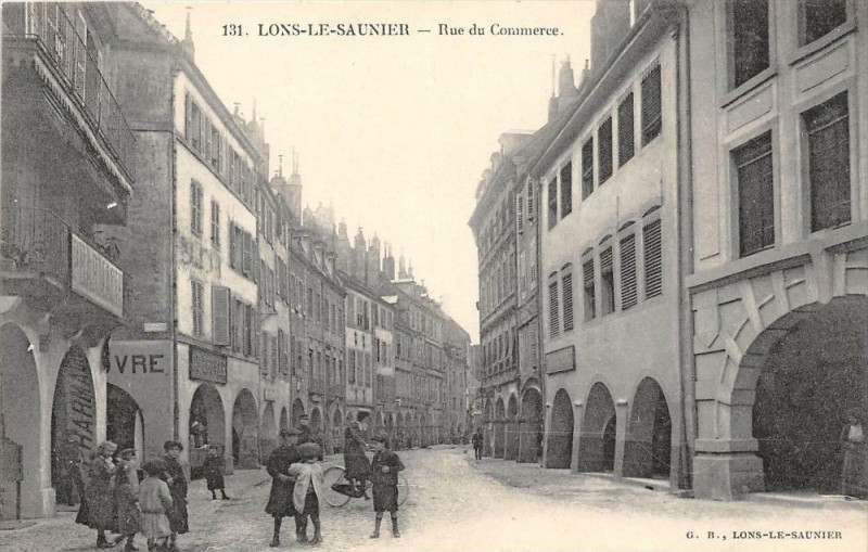 Carte postale ancienne Lonsle Saunier Rue Du Commerce