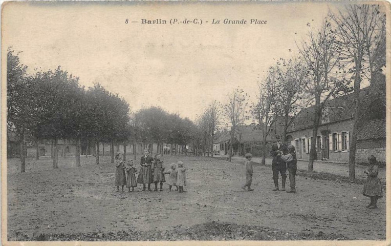 Carte postale ancienne Barlin La Grande Place à Barlin