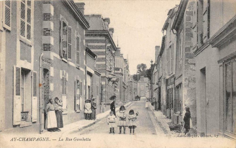 Carte postale ancienne Ay Champagne La Rue Gambetta