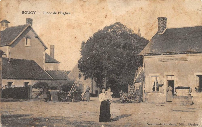 Carte postale ancienne Sougy Place De L'Eglise (animée