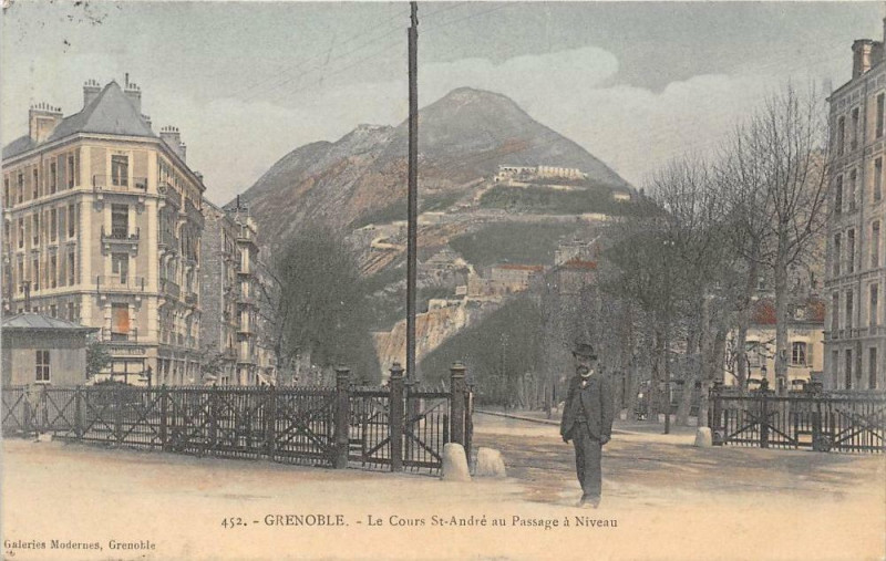 Carte postale ancienne Le Cours Saint-André au Passage à Niveau à Grenoble