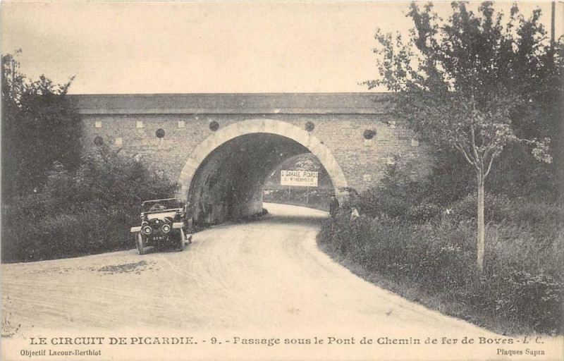 Carte postale ancienne Le Circuit De Picardie Passage Sous Le Pont Du Chemin De Fer De Boves à Boves