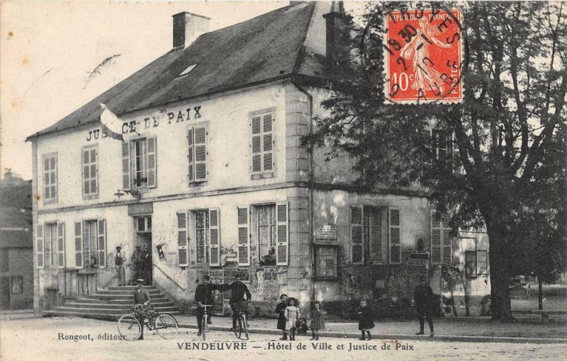 Carte postale ancienne Vendeuvre Hotel De Ville Et Justice