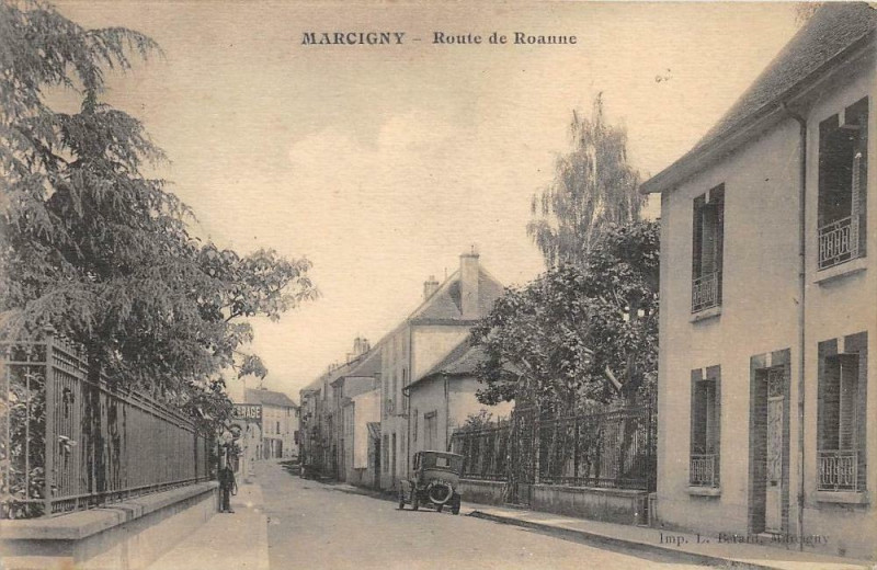 Carte postale ancienne Marcigny Route De Roanne à Marcigny