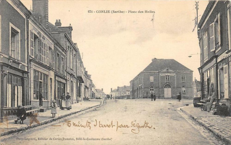 Carte postale ancienne Conlie Place Des Halles à Conlie