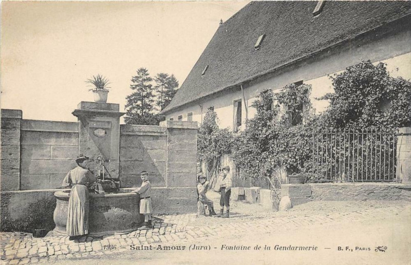 Carte postale ancienne Saint Amour Fontaine De La Gendarmerie à Our
