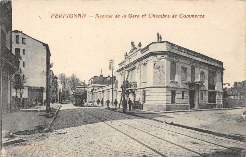Carte postale ancienne Perpignan Avenue De La Gare Et Chambre De Commerce à Perpignan