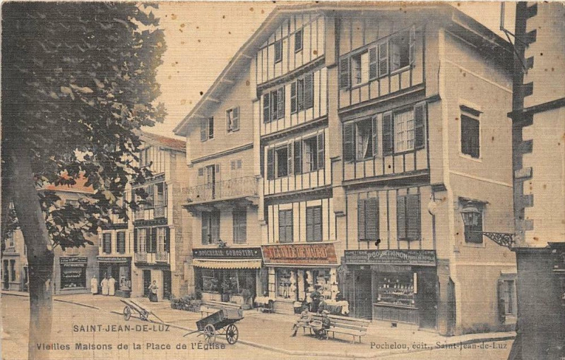 Carte postale ancienne Saint Jean De Luz Vieilles Maisons De La Place De L'Eglise (rare cpa toil à Saint-Jean-de-Luz