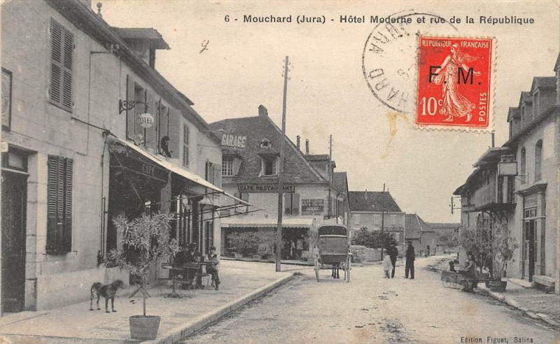 Carte postale ancienne Mouchard Hotel Moderne Et Rue De La Republique à Mouchard