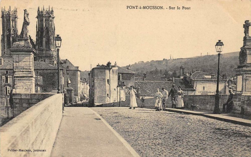 Carte postale ancienne Pont A Mousson Sur Le Pont (cliché pas courant à Mousson