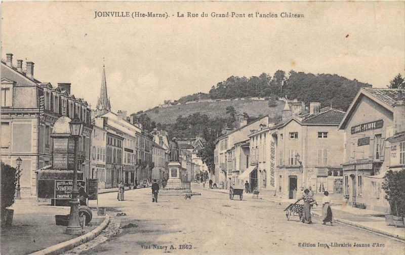 Carte postale ancienne Joinville La Rue Du Grand Pont Et L'Ancien Chateau à Joinville