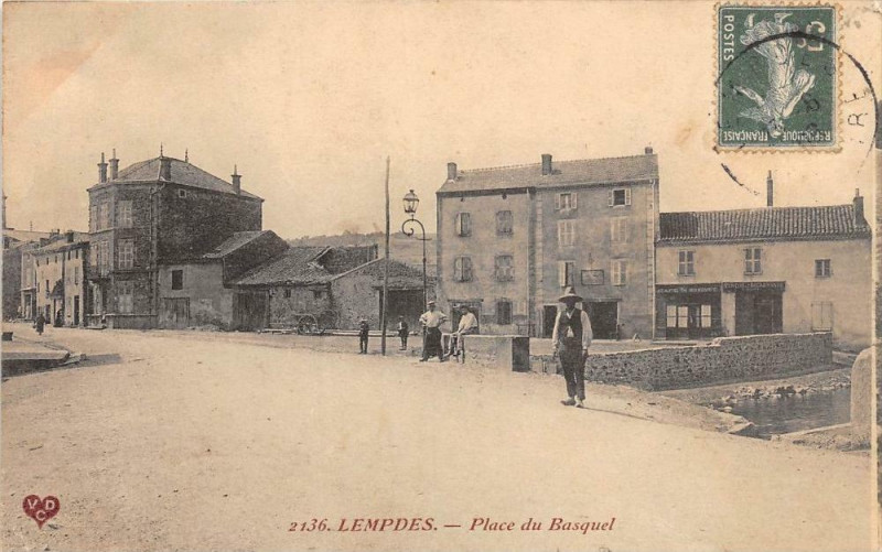Carte postale ancienne Lempdes Place Du Basquel