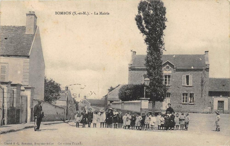 Carte postale ancienne Bombon La Mairie à Bombon