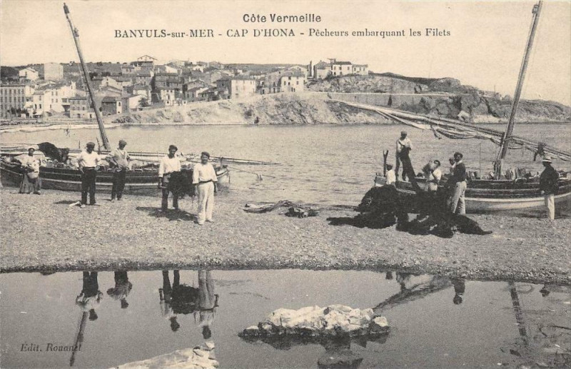 Carte postale ancienne Banyuls Sur Mer Cap D'Hona Pecheurs Embarquant Les Filets à Banyuls-sur-Mer